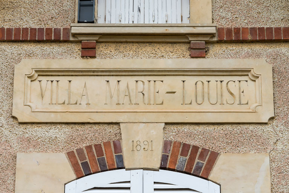 Avant-corps de la façade principale, inscription : "VILLA MARIE-LOUISE". © Région Bourgogne-Franche-Comté, Inventaire du patrimoine