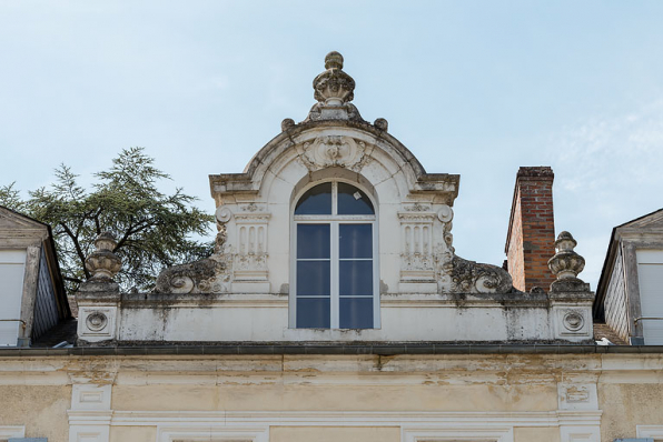 Lucarne centrale de la façade nord du corps principal, vue en 2020. © Région Bourgogne-Franche-Comté, Inventaire du patrimoine