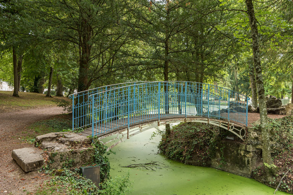 Passerelle métallique donnant accès à l'île. © Région Bourgogne-Franche-Comté, Inventaire du patrimoine