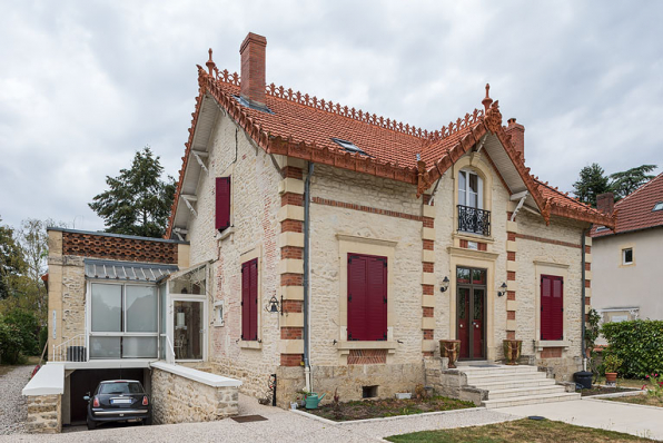 Façade principale, vue de trois-quarts. © Région Bourgogne-Franche-Comté, Inventaire du patrimoine