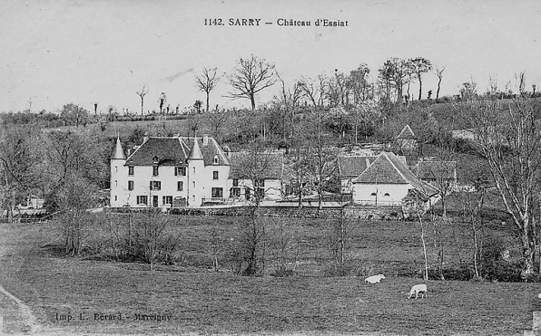 Les bâtiments du domaine, avec le pigeonnier à l'arrière-plan, carte postale ancienne, début du XXe siècle. © Archives départementales de Saône-et-Loire