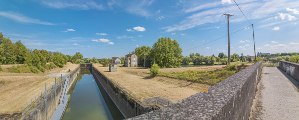 Vue d'ensemble du site d'écluse depuis la passerelle. © Région Bourgogne-Franche-Comté, Inventaire du patrimoine