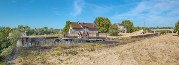 Vue d'ensemble du site d'écluse depuis l'amont. Au fond, la passerelle. © Région Bourgogne-Franche-Comté, Inventaire du patrimoine