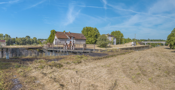 Vue d'ensemble du site d'écluse depuis l'amont. © Région Bourgogne-Franche-Comté, Inventaire du patrimoine