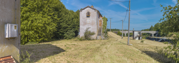 L'ancienne écluse avec au premier plan la maison éclusière et le poste de commande. © Région Bourgogne-Franche-Comté, Inventaire du patrimoine