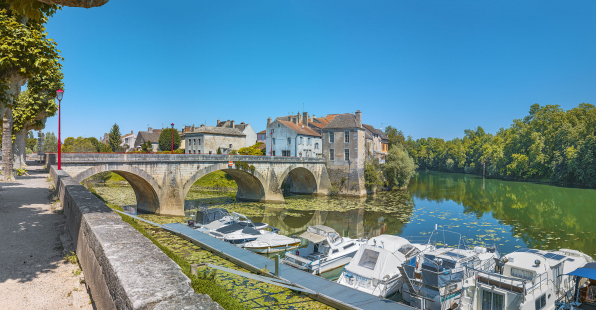 Le port de plaisance et le pont sur le Petit Doubs. © Région Bourgogne-Franche-Comté, Inventaire du patrimoine