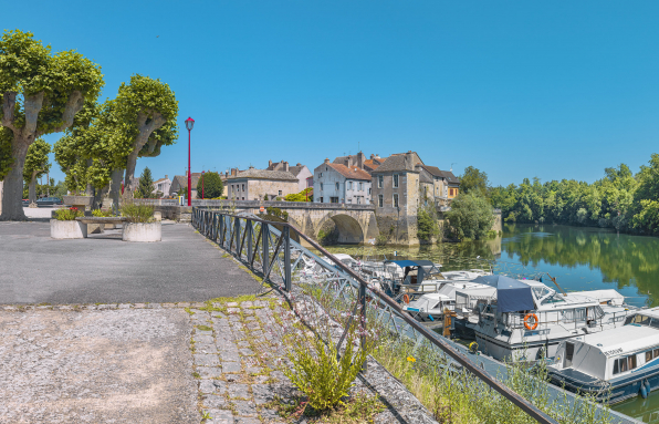 Le port de plaisance et le pont sur le Petit Doubs. © Région Bourgogne-Franche-Comté, Inventaire du patrimoine