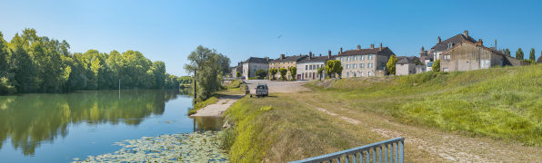 Quais et port vus d'aval. © Région Bourgogne-Franche-Comté, Inventaire du patrimoine