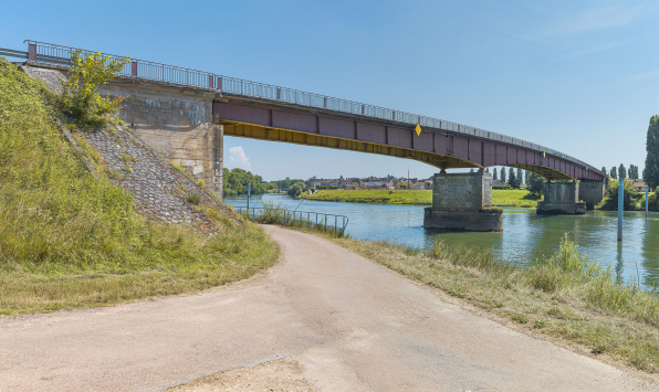 Le pont de Bragny, vu d'aval. La ville de Verdun-sur-le-Doubs en arrière-plan. © Région Bourgogne-Franche-Comté, Inventaire du patrimoine