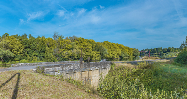 Vue d'ensemble du ponceau avec le système de vannes. On distingue le pont de Bragny en arrière-plan. © Région Bourgogne-Franche-Comté, Inventaire du patrimoine