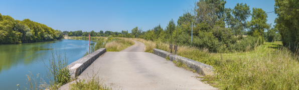 Ponceau vu du dessus : passage du chemin de halage. Les parapets en pierre de taille sont bien visibles. © Région Bourgogne-Franche-Comté, Inventaire du patrimoine