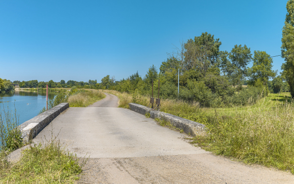 Ponceau vu du dessus : passage du chemin de halage. Les parapets en pierre de taille sont bien visibles. © Région Bourgogne-Franche-Comté, Inventaire du patrimoine