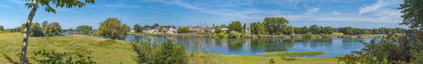 Vue d'ensemble du hameau de Chauvort et de la digue depuis le pont sur la Dheune, en amont, jusqu'au viaduc de Chauvort, en aval. © Région Bourgogne-Franche-Comté, Inventaire du patrimoine