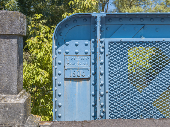 Détail du garde-corps du pont avec le nom de l'entrepreneur et la date. © Région Bourgogne-Franche-Comté, Inventaire du patrimoine