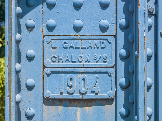 Détail du garde-corps du pont avec le nom de l'entrepreneur et la date. © Région Bourgogne-Franche-Comté, Inventaire du patrimoine