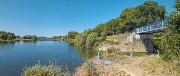 Le pont sur la Dheune, vu d'amont. En arrière-plan, la digue et le viaduc de Chauvort. © Région Bourgogne-Franche-Comté, Inventaire du patrimoine