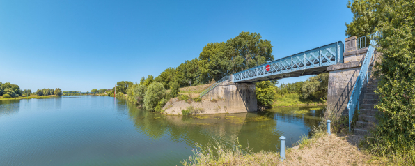 Le pont sur la Dheune, vu d'amont. En arrière-plan, la digue et le viaduc de Chauvort. © Région Bourgogne-Franche-Comté, Inventaire du patrimoine