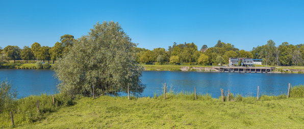 Le port de Gergy depuis la rive opposée. © Région Bourgogne-Franche-Comté, Inventaire du patrimoine