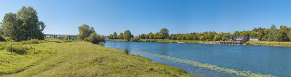 Le port de Gergy depuis la rive opposée. En arrière-plan, le pont Boucicaut. © Région Bourgogne-Franche-Comté, Inventaire du patrimoine