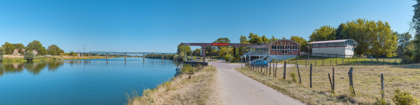 Le port de Gergy, vu d'amont. Le pont Boucicaut en arrière-plan. © Région Bourgogne-Franche-Comté, Inventaire du patrimoine