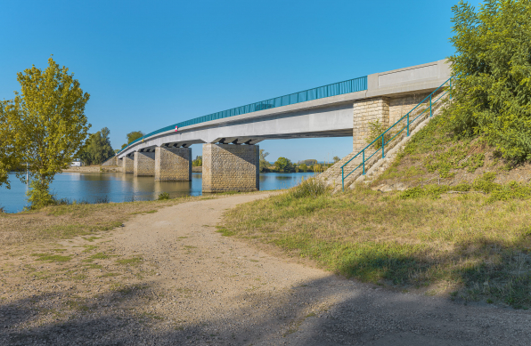 Le pont d'Ouroux, vu d'amont, depuis la rive droite. © Région Bourgogne-Franche-Comté, Inventaire du patrimoine