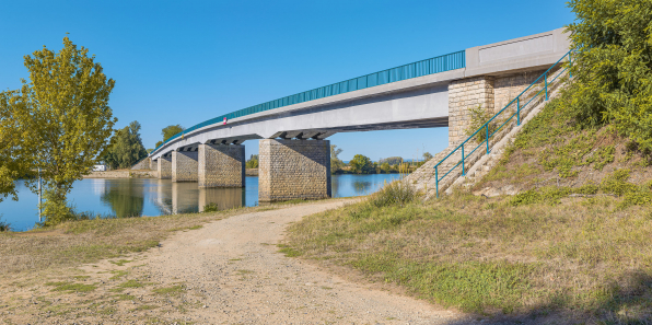 Le pont d'Ouroux, vu d'amont, depuis la rive droite. © Région Bourgogne-Franche-Comté, Inventaire du patrimoine