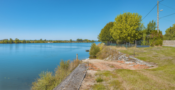 Rampe et perrés au port d'Ouroux. © Région Bourgogne-Franche-Comté, Inventaire du patrimoine