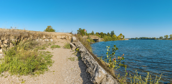 Le pont sur la Grosne et le port de Grosne depuis les perrés aval. © Région Bourgogne-Franche-Comté, Inventaire du patrimoine