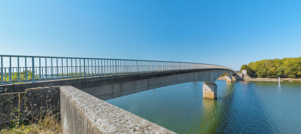 Vue d'ensemble du pont de Thorey depuis la culée de la rive gauche. © Région Bourgogne-Franche-Comté, Inventaire du patrimoine