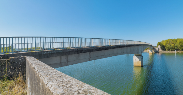 Vue d'ensemble du pont de Thorey depuis la culée de la rive gauche. © Région Bourgogne-Franche-Comté, Inventaire du patrimoine