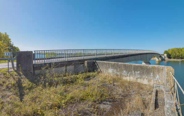 Vue d'ensemble du pont de Thorey depuis la culée de la rive gauche. © Région Bourgogne-Franche-Comté, Inventaire du patrimoine