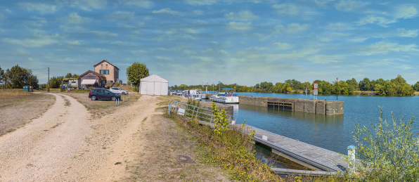 L'ancienne écluse depuis l'aval : l'entrée du port de plaisance. © Région Bourgogne-Franche-Comté, Inventaire du patrimoine