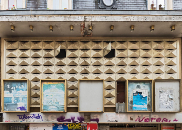 Cinéma ABC, façade antérieure : décor métallique sous l'auvent. © Région Bourgogne-Franche-Comté, Inventaire du patrimoine Cinéma ABC, façade antérieure : décor métallique sous l'auvent. © Région Bourgogne-Franche-Comté, Inventaire du patrimoine