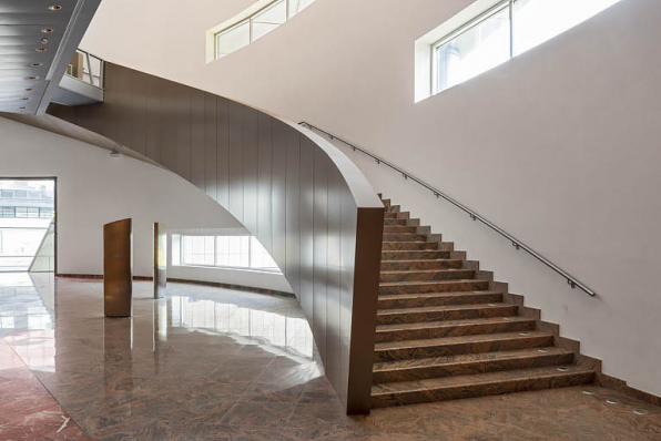 Foyer est : escalier menant au hall. © Région Bourgogne-Franche-Comté, Inventaire du patrimoine