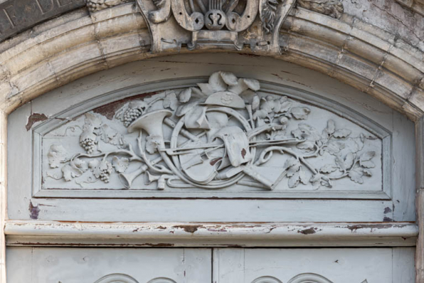 Façade antérieure, portail : sculpture du tympan. © Région Bourgogne-Franche-Comté, Inventaire du patrimoine