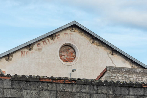 Façade postérieure : fronton et inscriptions peintes. © Région Bourgogne-Franche-Comté, Inventaire du patrimoine