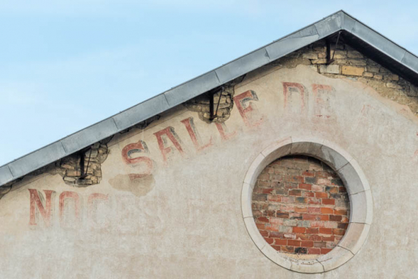 Façade postérieure : oculus et inscriptions peintes sur le fronton. © Région Bourgogne-Franche-Comté, Inventaire du patrimoine