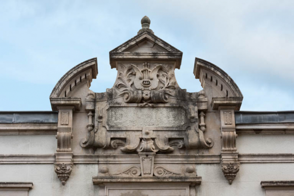 Façade antérieure : fronton échancré sculpté. © Région Bourgogne-Franche-Comté, Inventaire du patrimoine