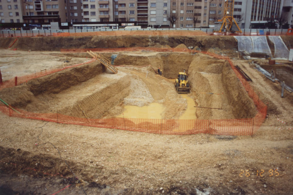 Chantier de terrassement vu de l'est, le 26 décembre 1995. Boulevard de la Marne à l'arrière-plan. © Région Bourgogne-Franche-Comté, Inventaire du patrimoine