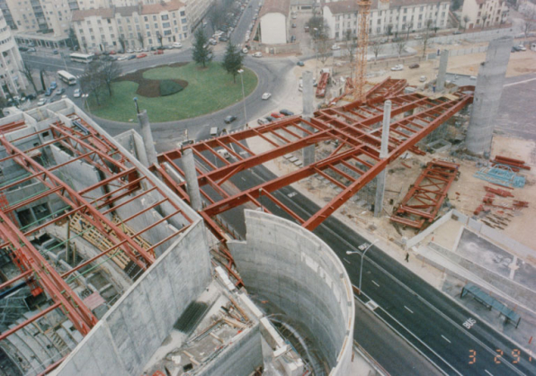 Construction : charpente métallique du corps enjambant le boulevard de Champagne. 3 février 1997. © Région Bourgogne-Franche-Comté, Inventaire du patrimoine