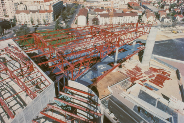 Construction : charpente métallique du corps enjambant le boulevard de Champagne. 1er avril 1997. © Région Bourgogne-Franche-Comté, Inventaire du patrimoine