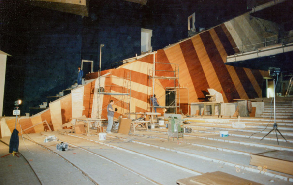 Construction : habillage du balcon latéral de la salle, côté cour. 6 avril 1998. © Région Bourgogne-Franche-Comté, Inventaire du patrimoine