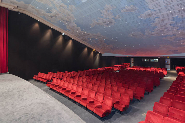 Salle 1 : vue depuis l'écran, de trois quarts droite. © Région Bourgogne-Franche-Comté, Inventaire du patrimoine