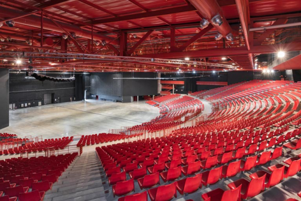 Salle : vue vers la scène, de trois quarts gauche. © Région Bourgogne-Franche-Comté, Inventaire du patrimoine