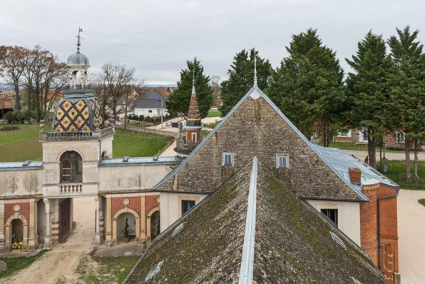 Toitures du corps nord et du corps central, depuis le "Donjon". © Région Bourgogne-Franche-Comté, Inventaire du patrimoine