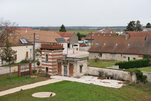 "Château neuf" : vue plongeante depuis le "Donjon". © Région Bourgogne-Franche-Comté, Inventaire du patrimoine