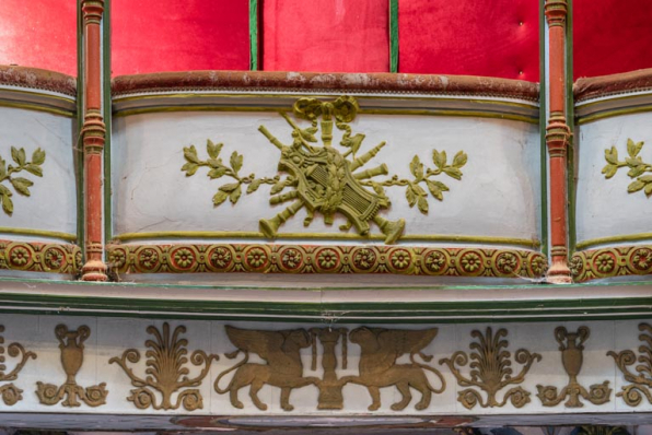 Salle, loge centrale : décor du garde-corps. © Région Bourgogne-Franche-Comté, Inventaire du patrimoine
