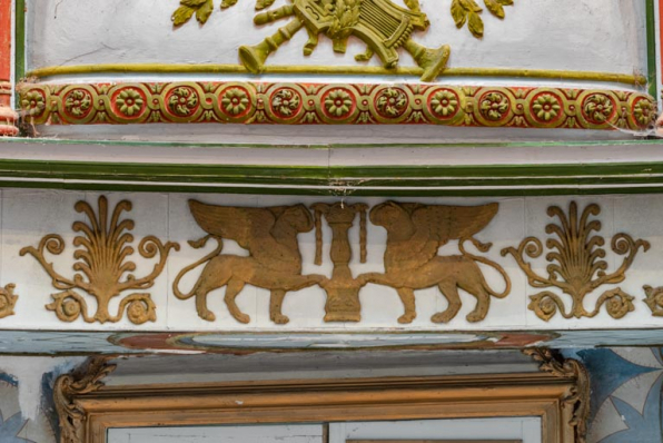 Salle, loge centrale : décor de la frise sous le garde-corps. © Région Bourgogne-Franche-Comté, Inventaire du patrimoine
