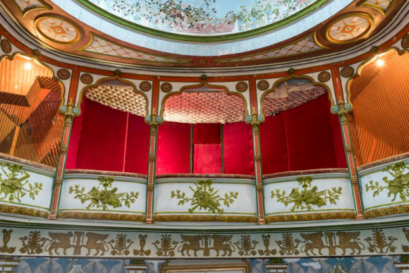 Salle : loge centrale au balcon. © Région Bourgogne-Franche-Comté, Inventaire du patrimoine