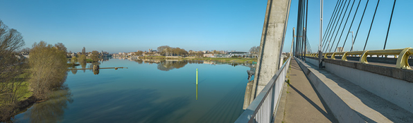 La ville de Chalon-sur-Saône depuis le pont de Bourgogne. Au premier plan, les vestiges des anciennes piles de moulins. © Région Bourgogne-Franche-Comté, Inventaire du patrimoine